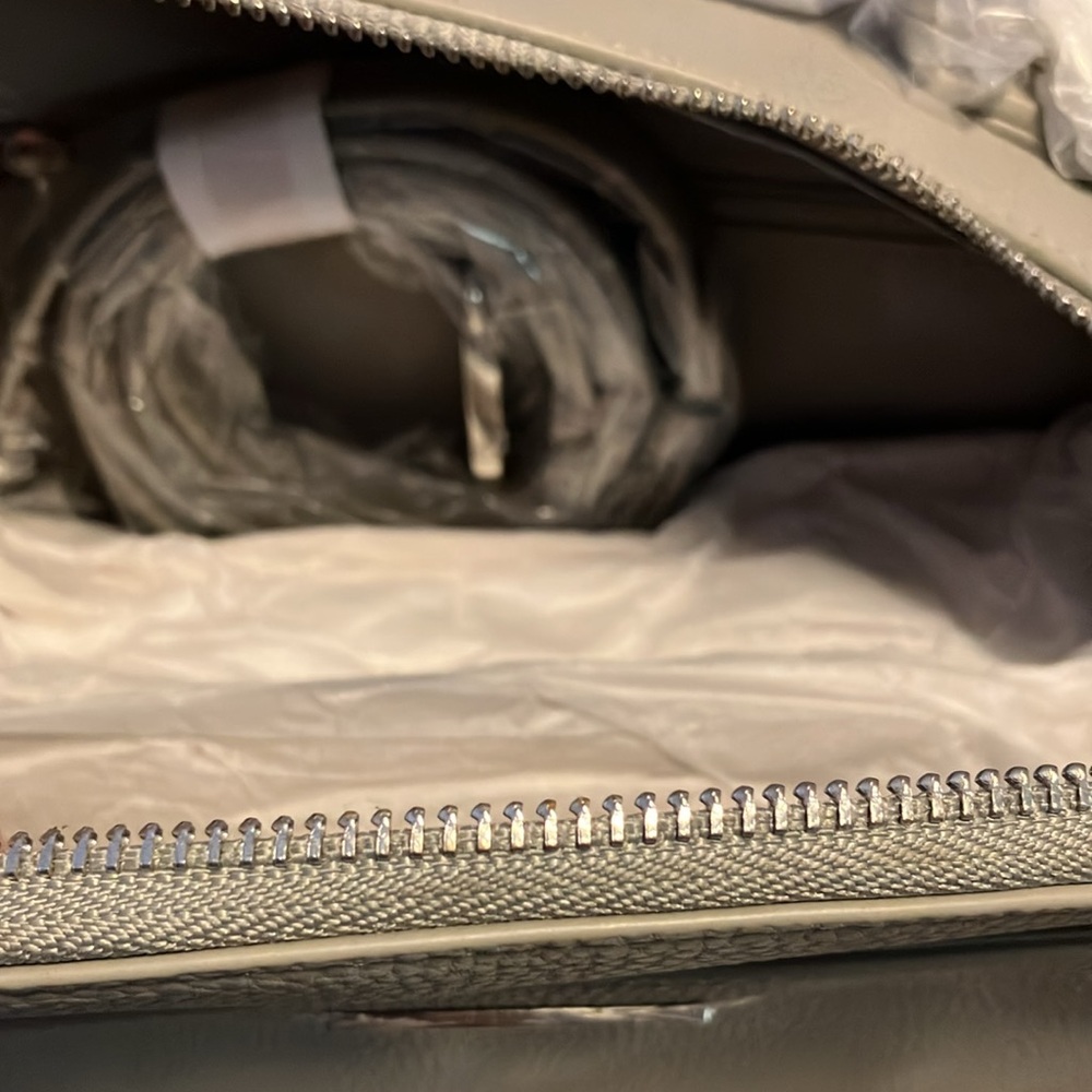 Brand new with tags woman’s crossbody bag w/ detachable strap and dustbag - Picture 3 of 5